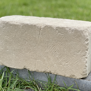 Заборный галтованный камень из мшанкового известняка 160x160x120 мм